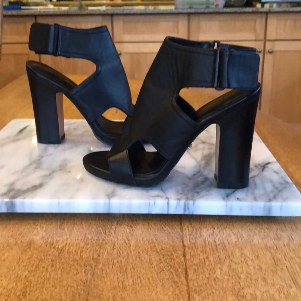 Elegant but Edgy, Black Leather Pour la Victoire heels Size W7 M never worn
